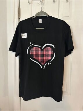 NWT Woman’s  Black Tee with Pink Plaid Heart Graphic 20” pit to pit.